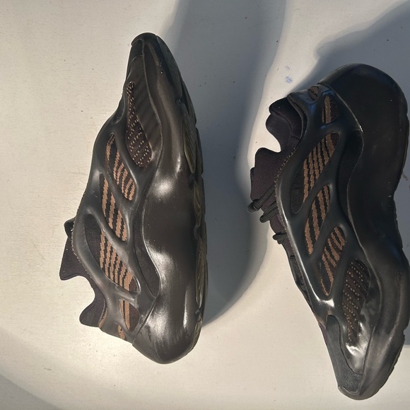 Size 11 US Men YEEZY 700 V3 - Picture 4 of 5